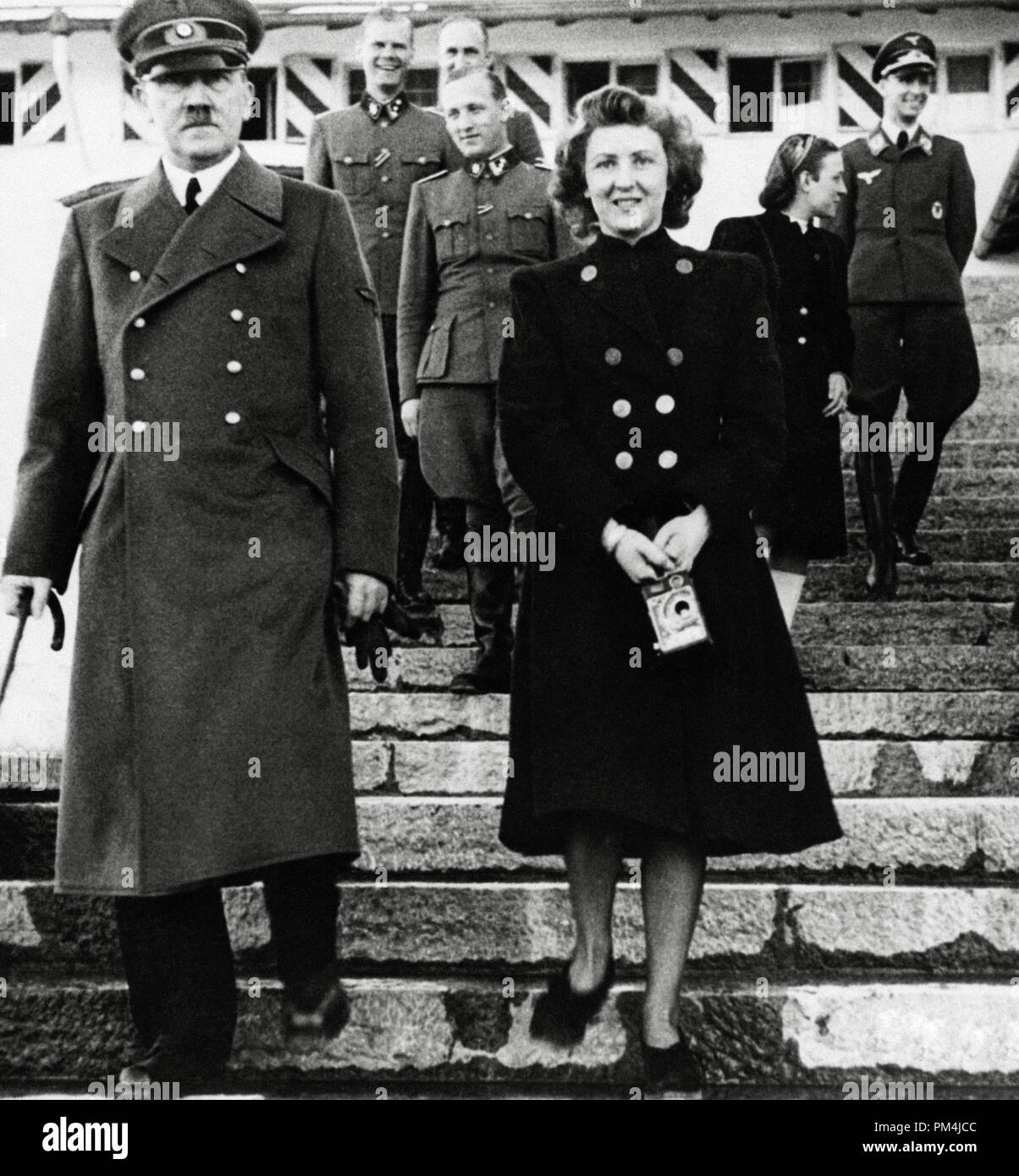 Dictador alemán Adolf Hitler y su amante Eva Braun, circa 1942 Archivo de referencia # 1003 663tha Foto de stock
