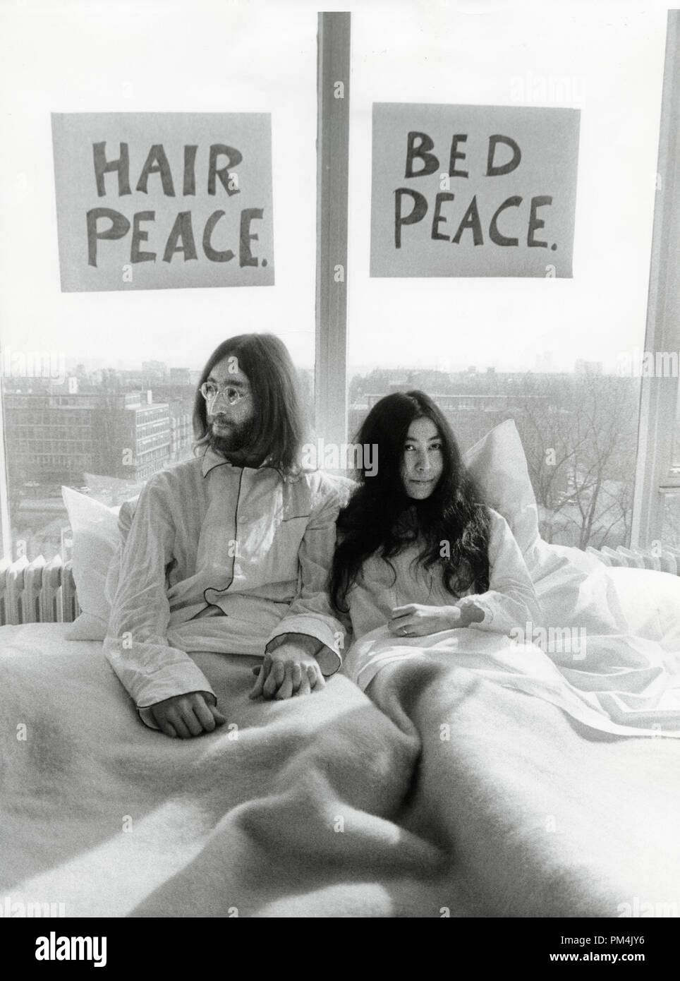 Beatle John Lennon y Yoko Ono en una cama (en) manifestación para promover  la paz en el Hotel Hilton de Amsterdam, Marzo 26,1969. Archivo de  referencia #1013 098 THA © CCI /El