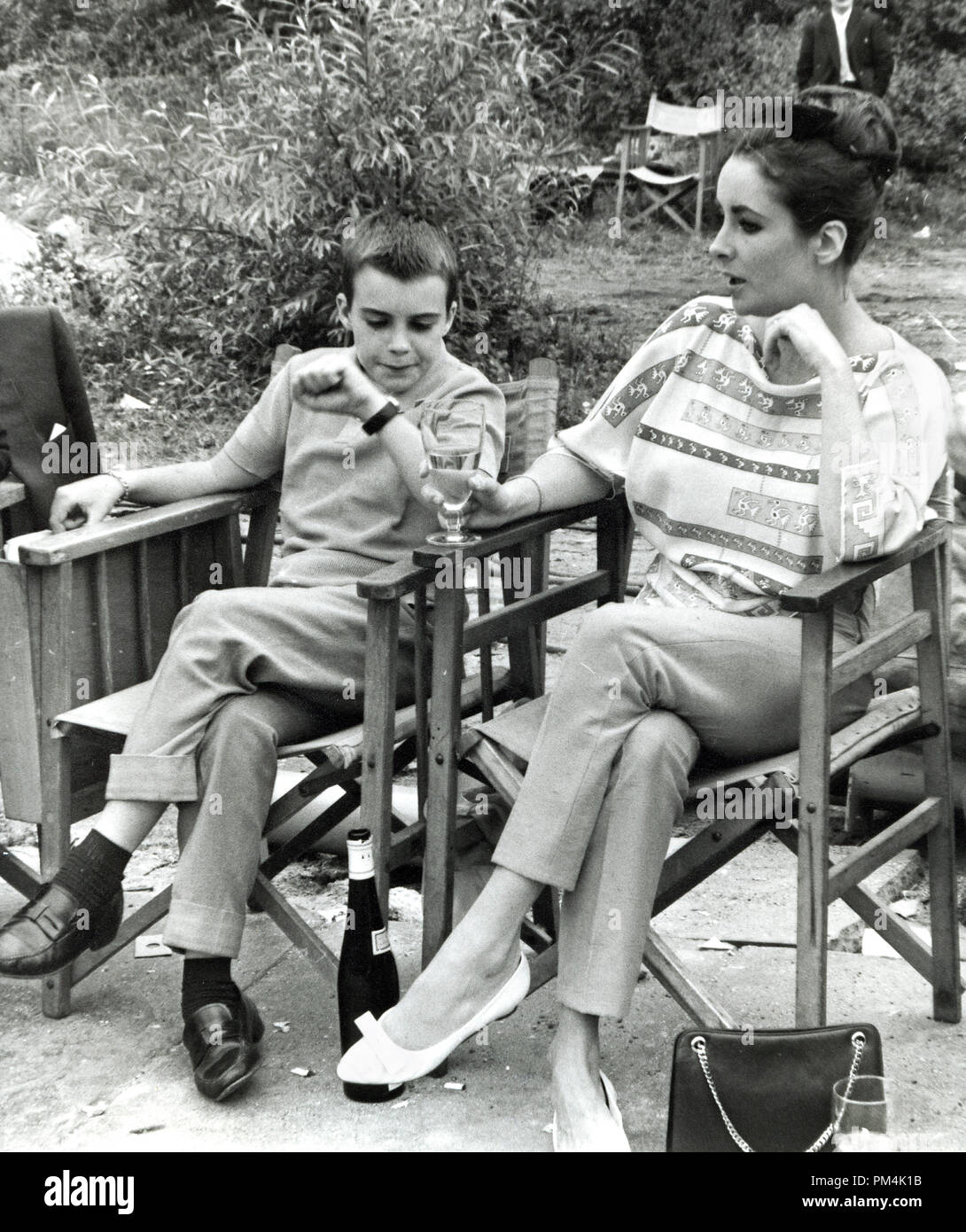 Elizabeth Taylor y su hijo Michael mientras esperan para Richard Burton a  salirse del conjunto, de agosto de1963. Archivo de referencia #1014 012 THA  © CCI /El Hollywood Archive - Todos los