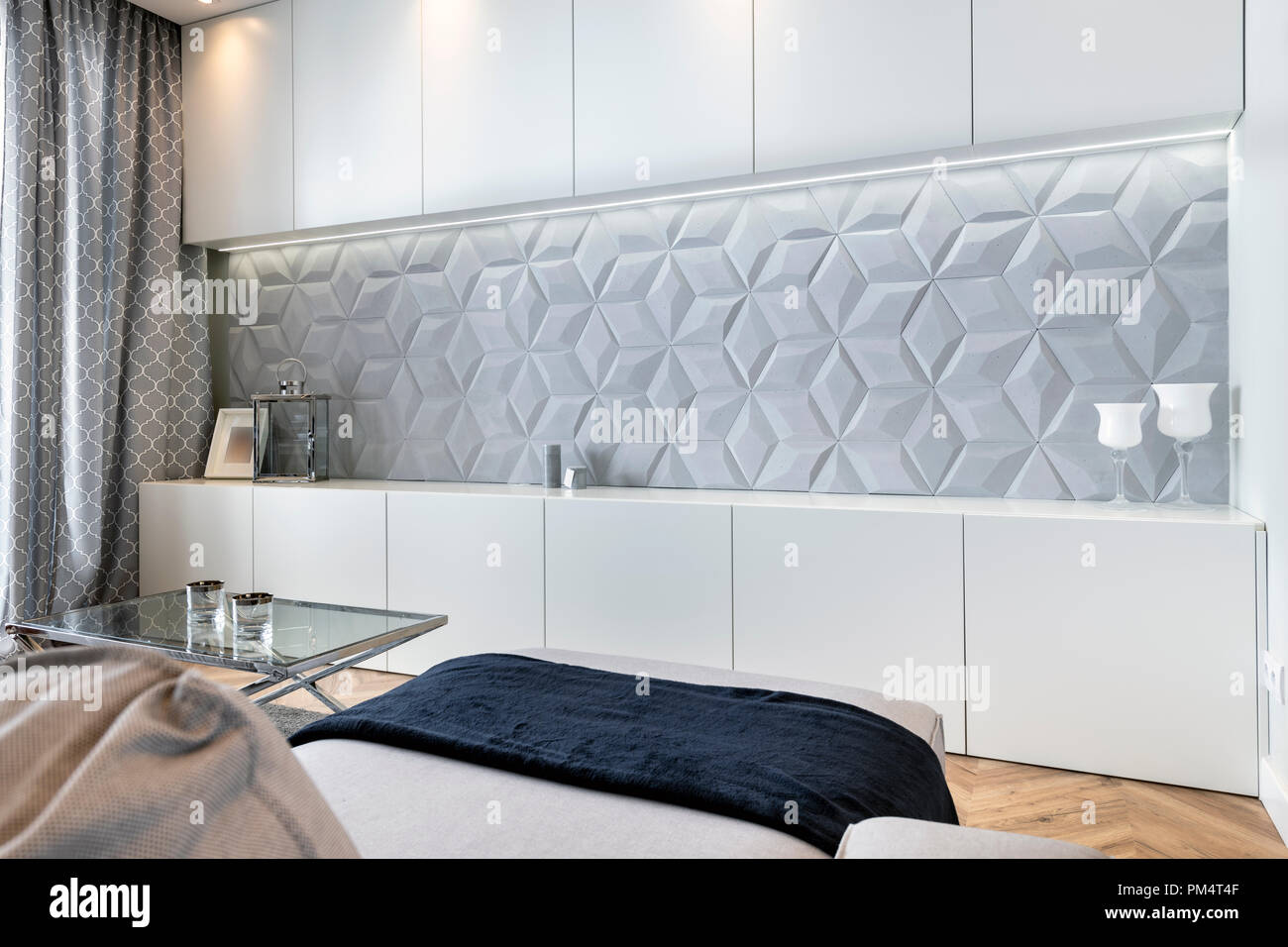 Elegante Salon En Color Gris Con Decoracion De Pared De Hormigon