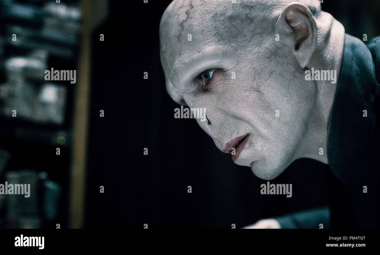 RALPH FIENNES como Lord Voldemort en Warner Bros. ÒHARRY PicturesÕ aventura  de fantasía HARRY POTTER Y EL mortal santifica Ð PARTE 1,Ó una liberación  de Warner Bros Pictures. Foto cortesía de Warner