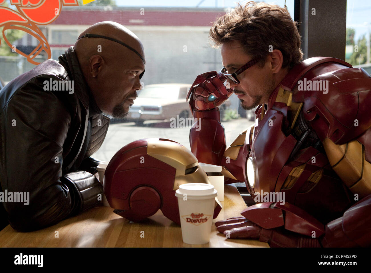 De izquierda a derecha: Samuel L. Jackson interpreta a Nick Furia, director  de S.H.E.I.L.D., y Robert Downey Jr. interpreta a Tony Stark, alias Iron Man,  en "Iron Man 2 Fotografía de stock -
