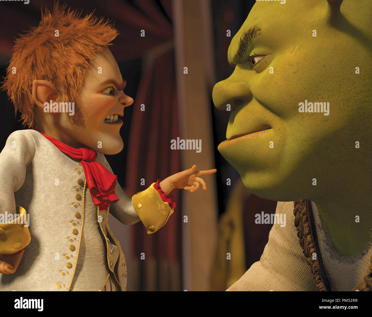 Ahora el Rey de Muy Muy Lejano, Rumpelstiltskin (WALT DOHRN) establece la ley de la tierra para Shrek (Mike Myers) en DreamWorks Animation la 'Shrek Forever After' Foto de stock