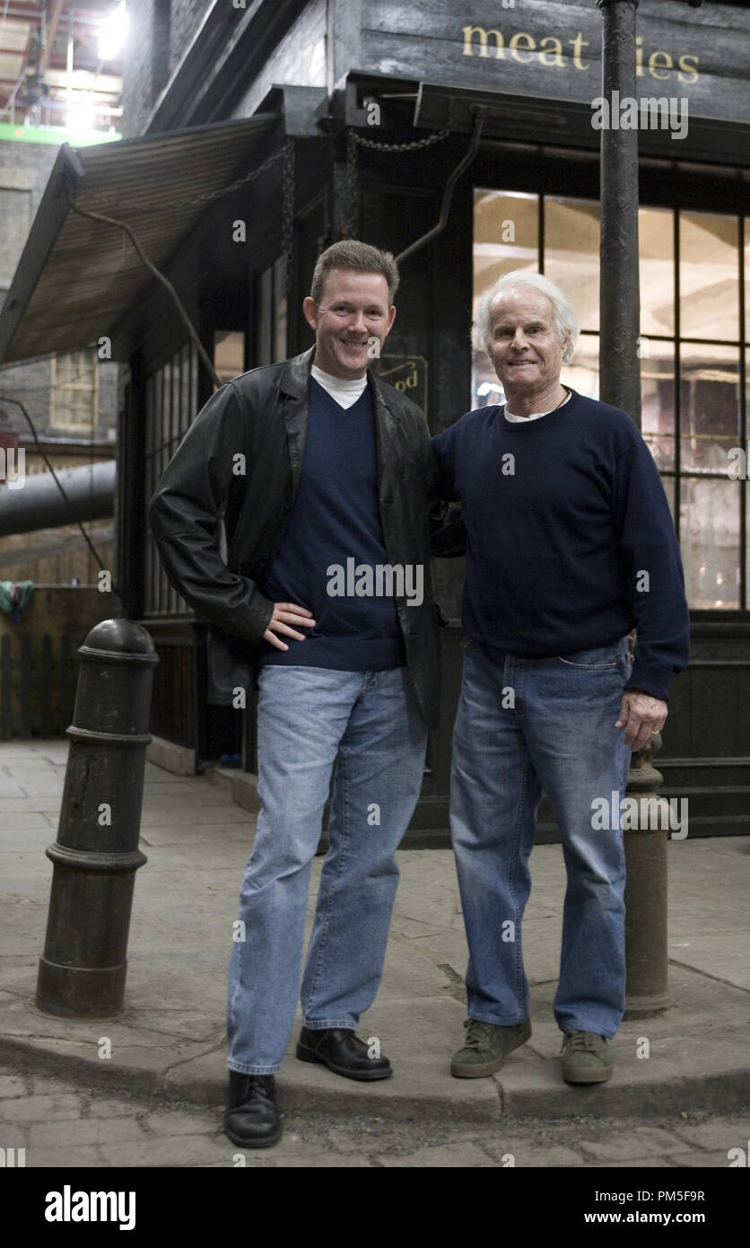 Studio publicidad todavía de 'Sweeney Todd: El Barbero Diabólico De La Calle Fleet' guionista John Logan, el productor Richard D. Zanuck © 2007 Warner Photo credit: Leah Gallo Archivo de referencia # 307381470THA sólo para uso editorial - Todos los derechos reservados Foto de stock