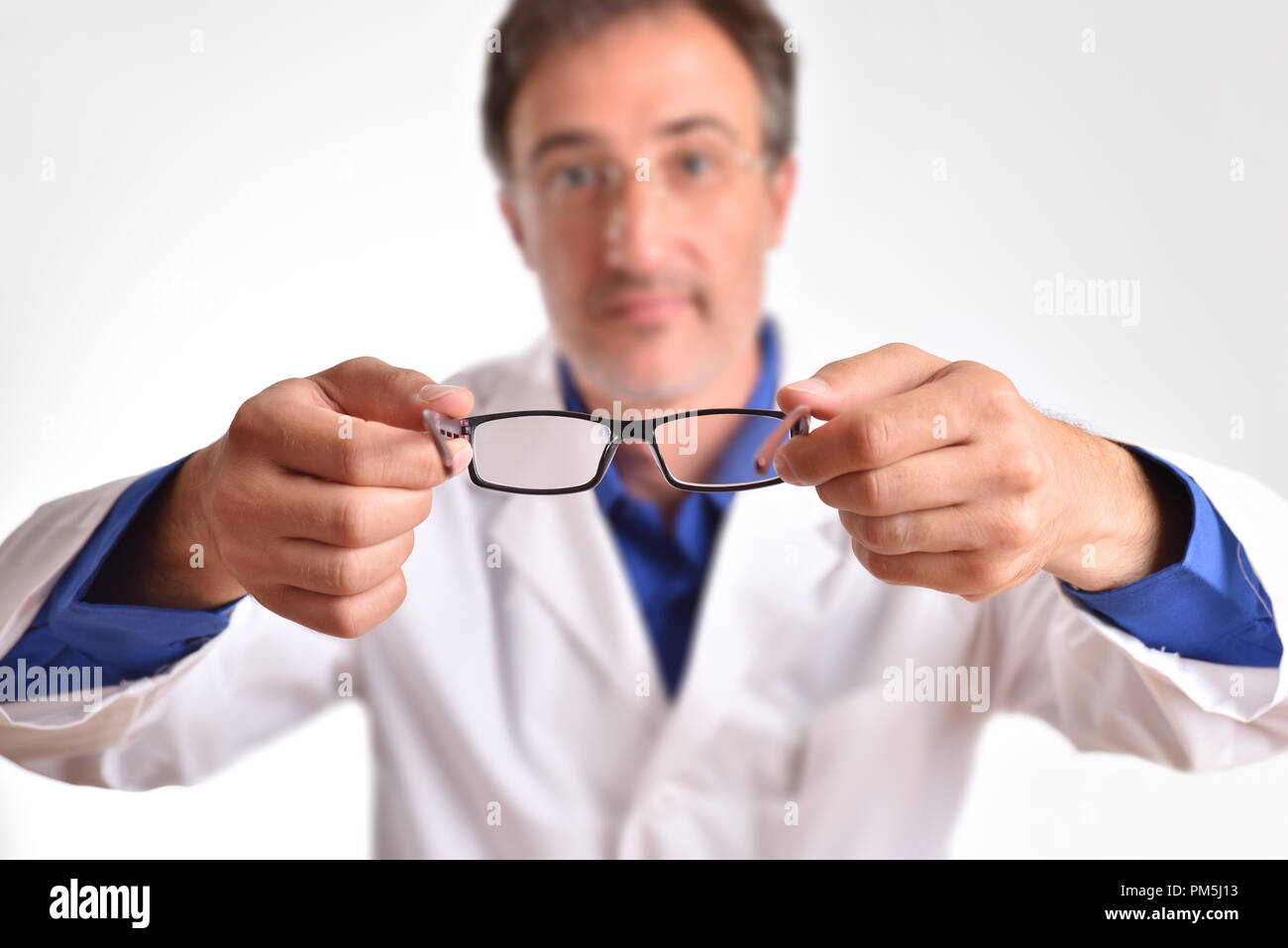 Doctor poner gafas de paciente. Concepto de corrección visual con gafas.  Composición horizontal Fotografía de stock - Alamy