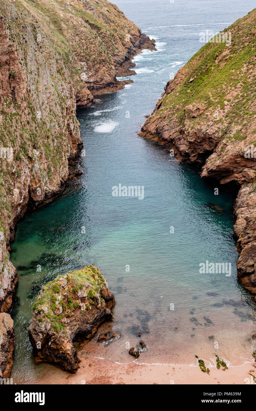 Islas Berlengas, Portugal : pequeño cañón que conduce al mar en las Berlengas Foto de stock