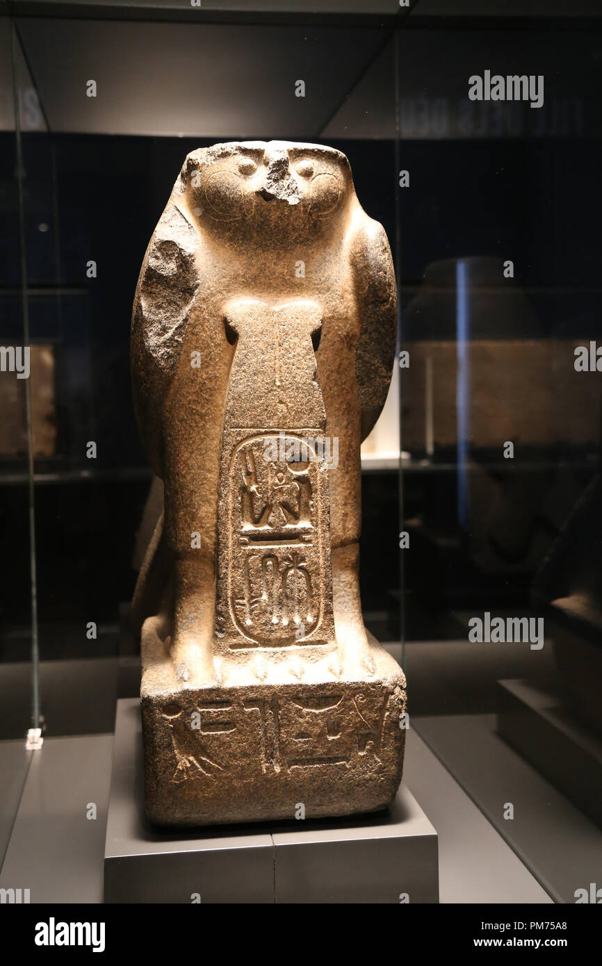 La figura de Dios Ra-Horakhty de un halcón sentado detrás de un pedestal orla de Ramsés II. Xix dinastía. Reinado de Ramese II. C. 1270BC. Tell-el-Maskhuta. Foto de stock