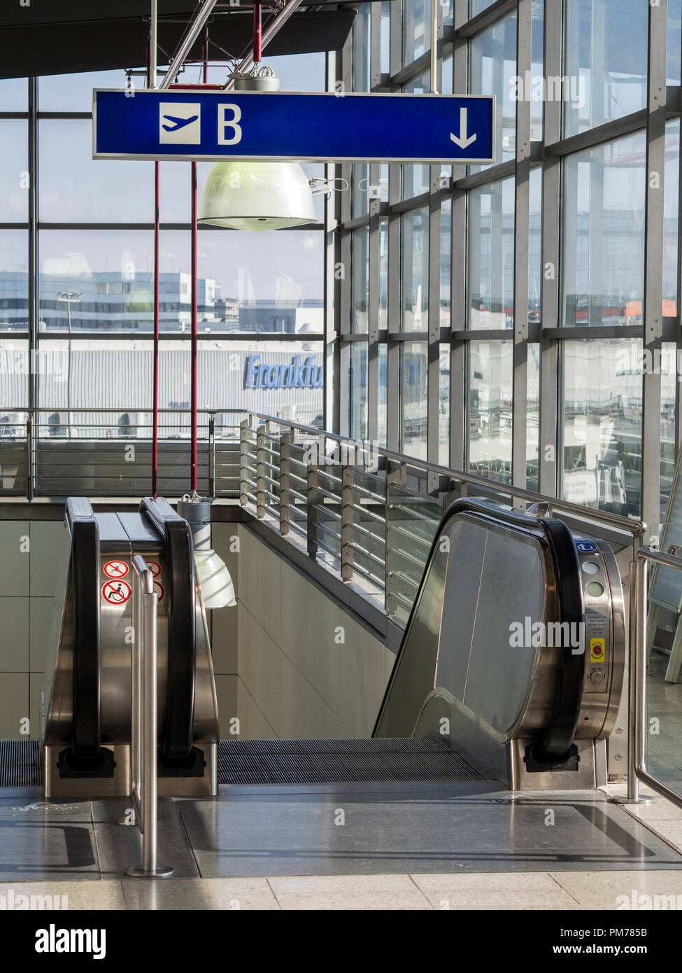 Escaleras en el aeropuerto de Frankfurt mostrando B Gates firmar y Terminal de abajo Foto de stock