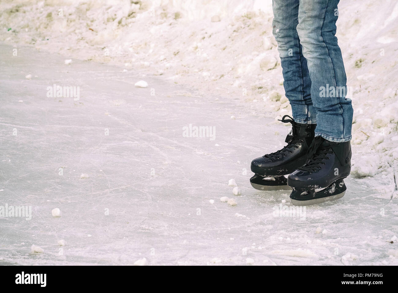Los hombres en las piernas de los pantalones vaqueros con la puso sobre  patines Fotografía de stock - Alamy