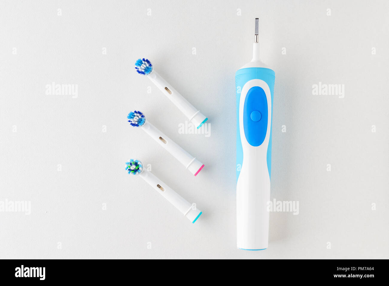 Cepillo dental eléctrico y cabezales de cepillo de repuesto sobre fondo  blanco, cerrar Fotografía de stock - Alamy