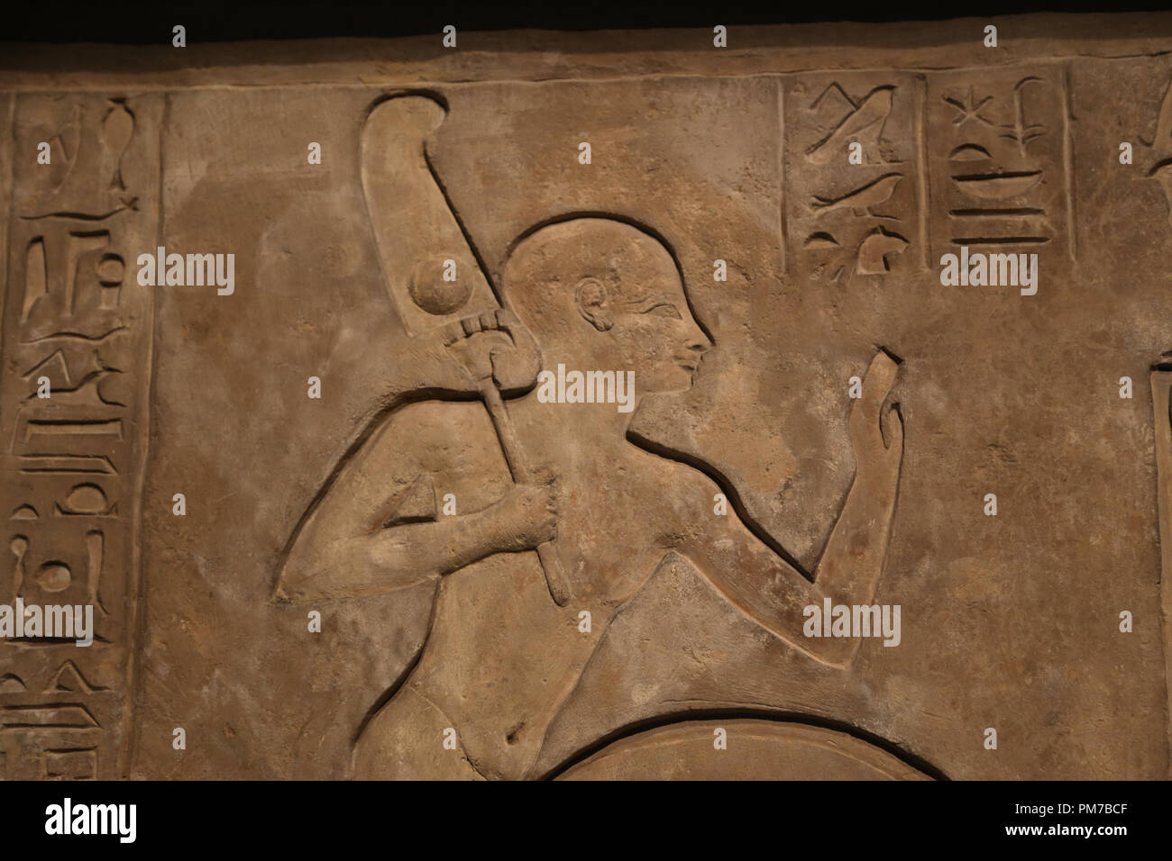 Dintel . Cartouches de Siamun flanqueada en ambos lados por las figuras de Ankhefenmut cariñoso. 21ª dinastía. 978-959 A.C. Foto de stock