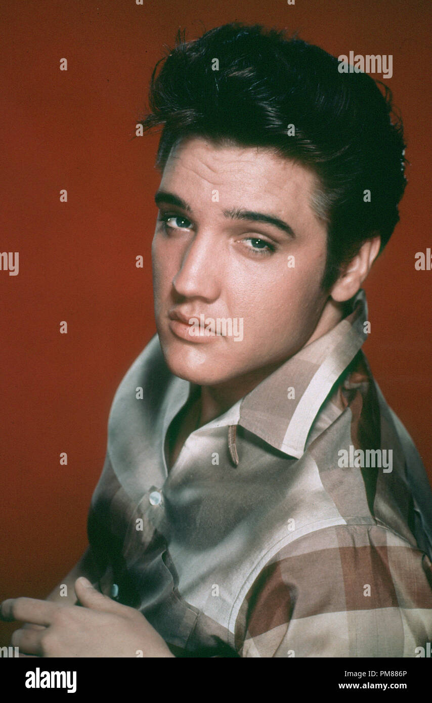(Archivística Cine Clásico - Elvis Presley retrospectiva) Elvis Presley, circa 1957. Archivo de referencia # 31616 027tha Foto de stock