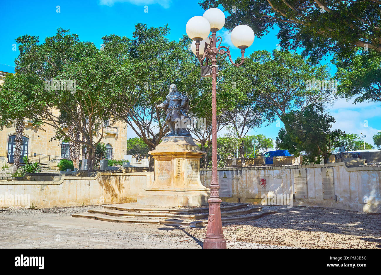 Neobarroco monumento a Pietro Floriani en sombra de parque en Robert Samut Square, Floriana, Malta. Foto de stock