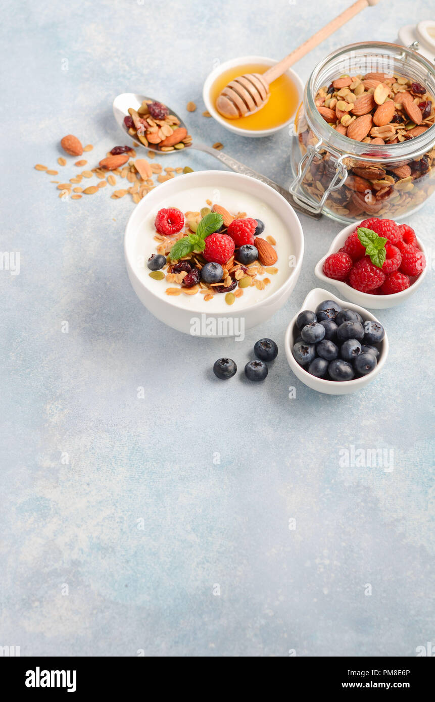 Granola casera con yogur y bayas frescas, desayuno saludable concepto. Foto de stock