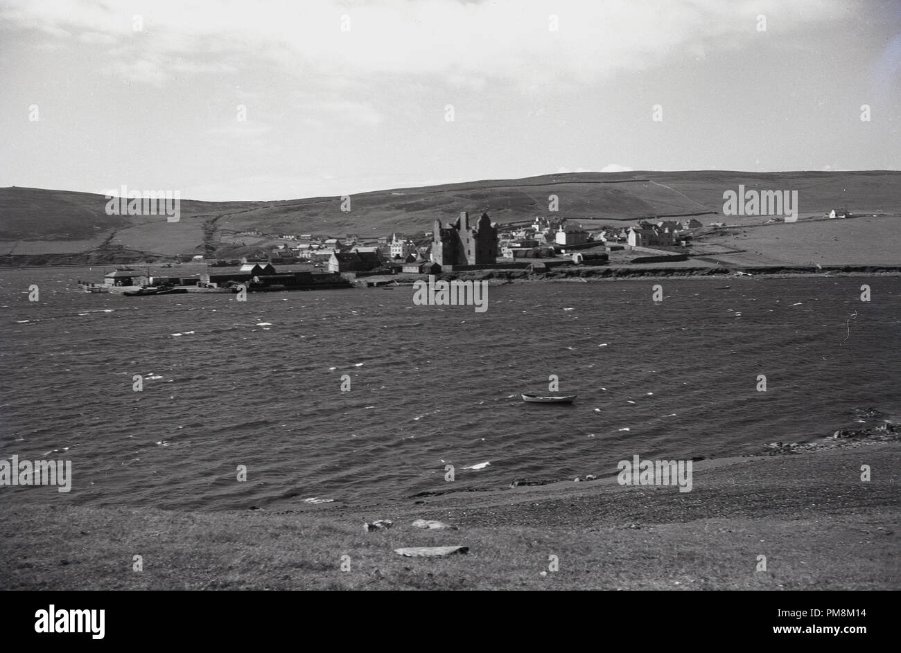 1950, histórica, un pequeño poblado por una esuary en las Islas Orcadas por la costa norte de Escocia. Estas estériles, islas de baja altitud son notables por la falta de árboles y las fuertes corrientes de marea en la firths. Foto de stock