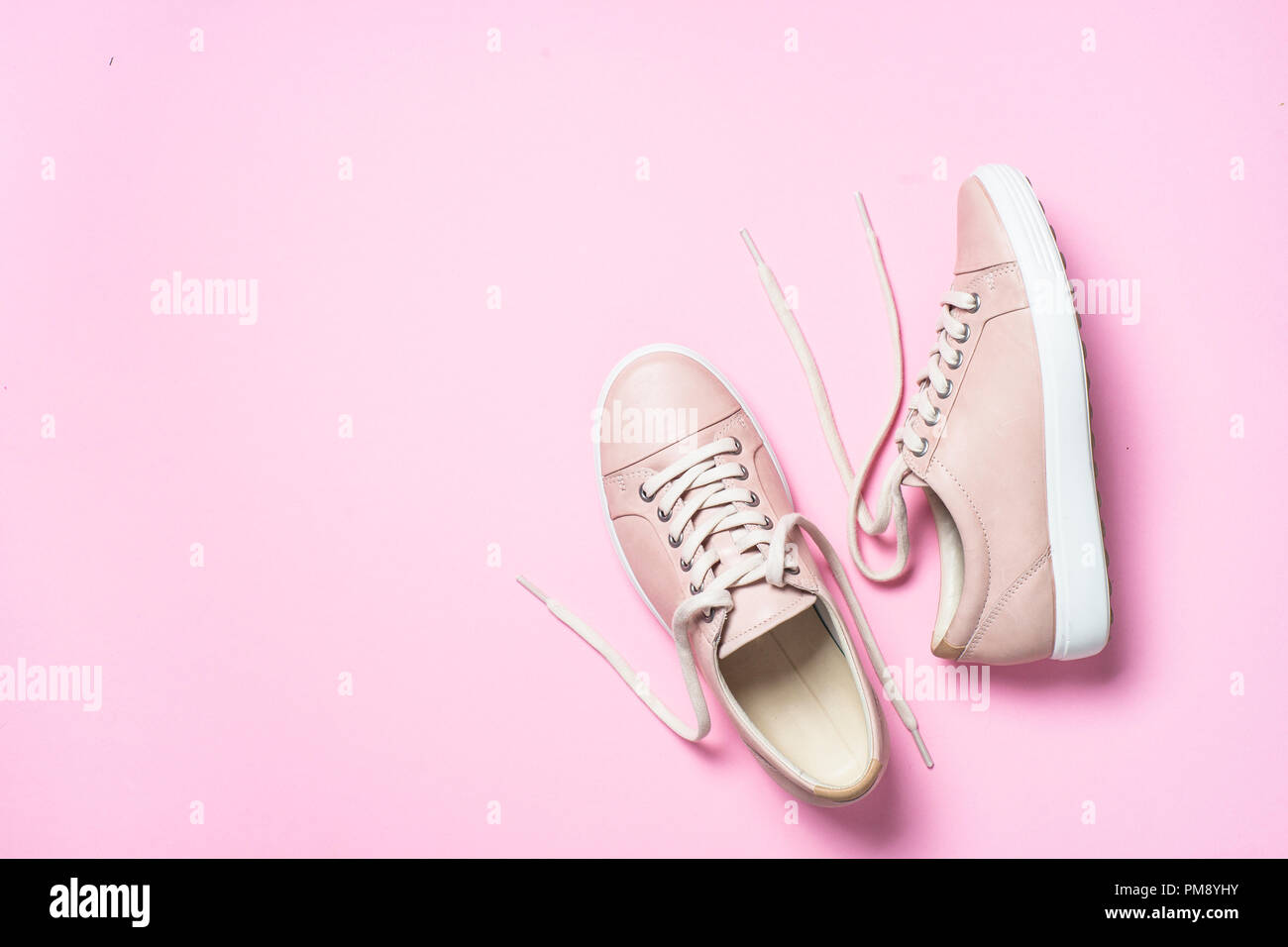 Moda Mujer zapatos rosa sobre fondo de color rosa Fotografía de stock -  Alamy