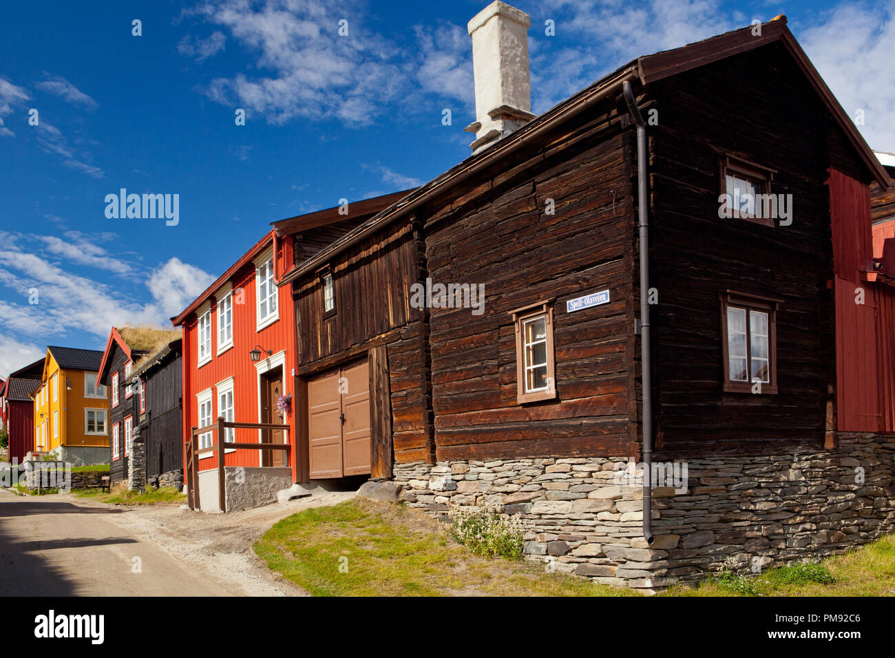 La UNESCO Weltkulturerbe Rundgang durch das Röros, einer alten Bergbausiedlung en Norwegen Foto de stock