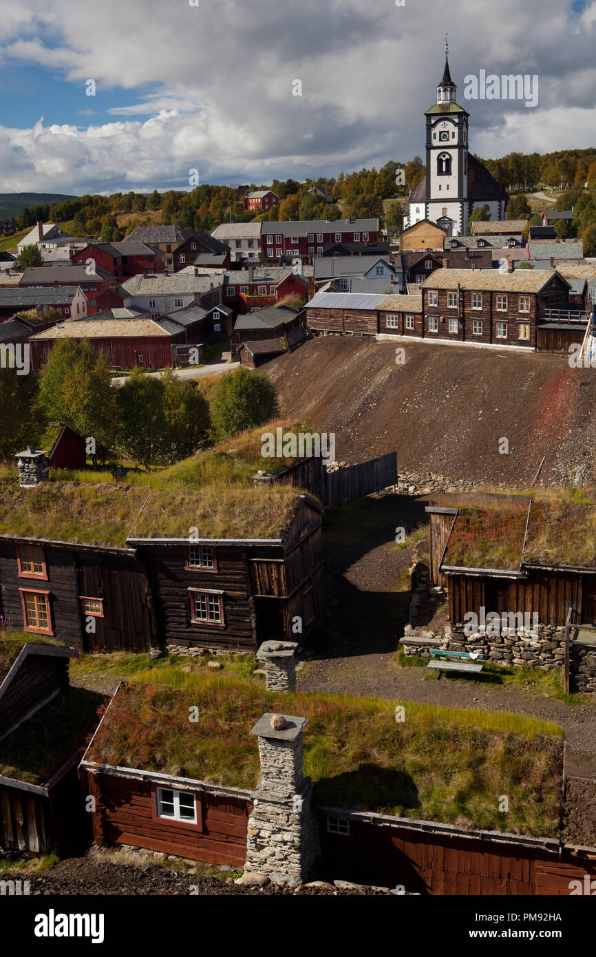 La UNESCO Weltkulturerbe Rundgang durch das Röros, einer alten Bergbausiedlung en Norwegen Foto de stock