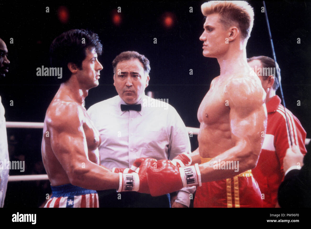 Studio publicidad todavía de 'Rocky IV' Sylvester Stallone, Dolph Lundgren © 1985 MGM/UA Todos Los Derechos Reservados Archivo de referencia # 31703100THA sólo para uso editorial Foto de stock