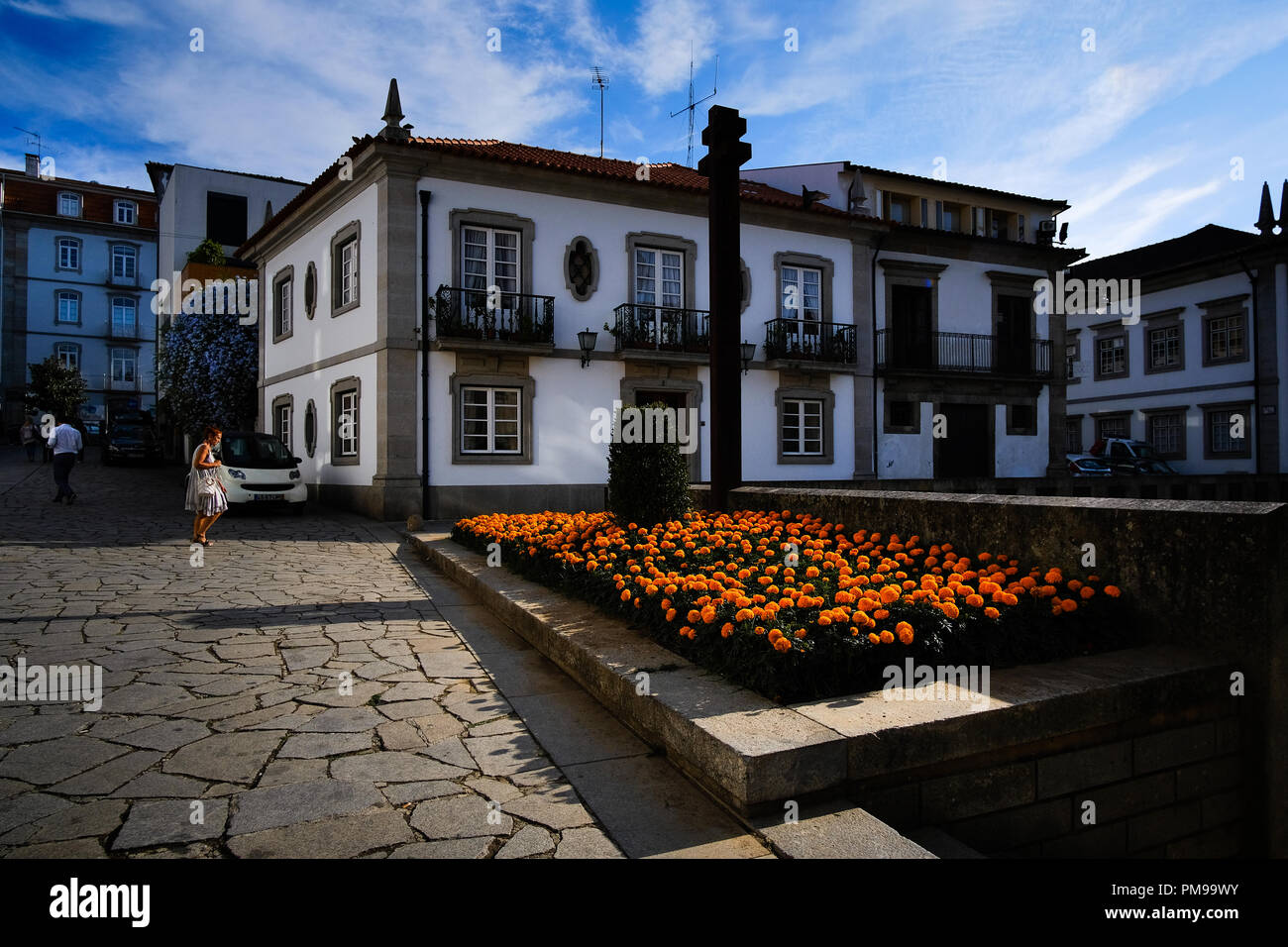 Vistas a la calle de Braga, Portugal, donde el barroco construcciones son caras de florecientes árboles y jardines. Foto de stock