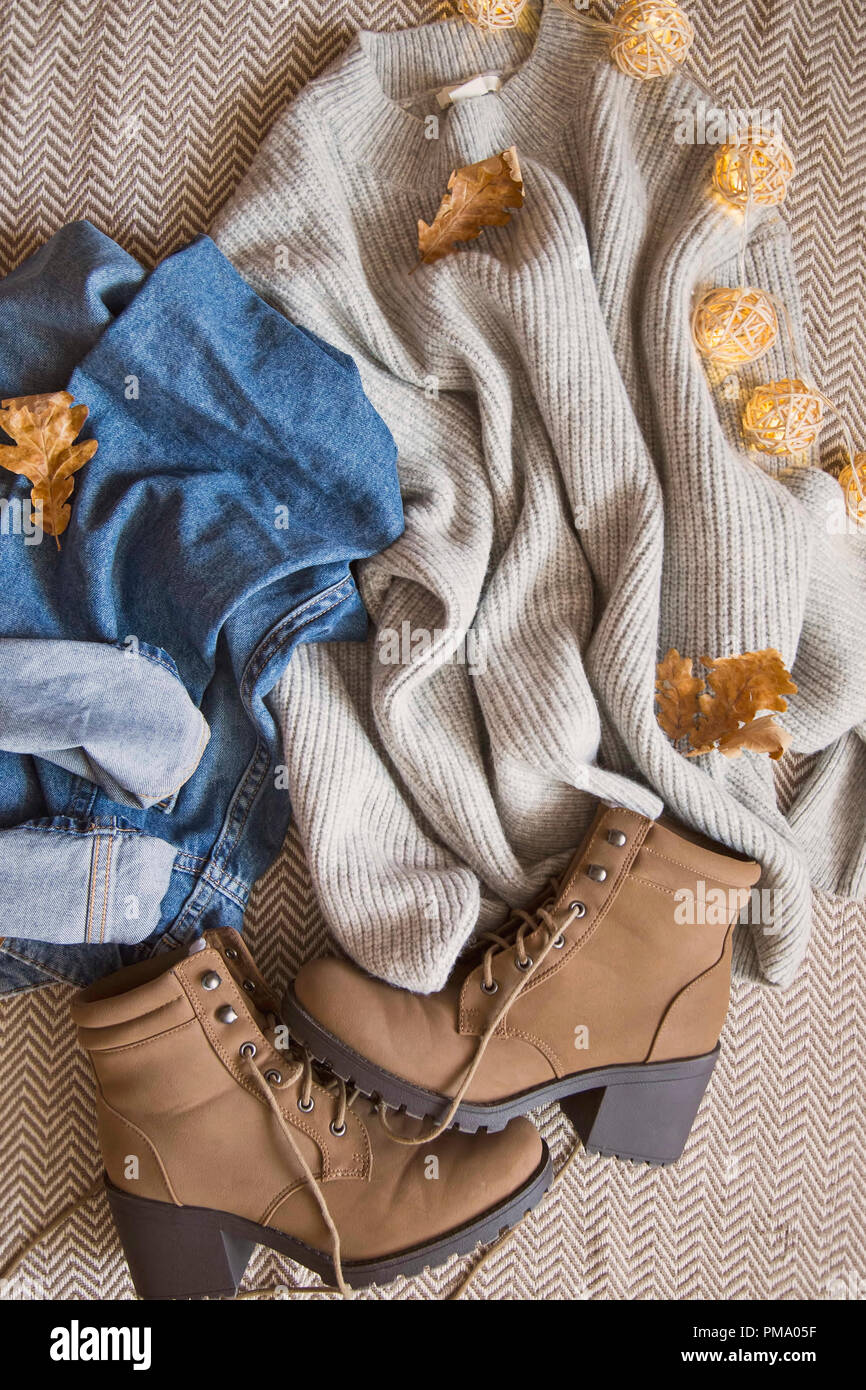 Otoño vestido con traje de Jersey, pantalones vaqueros y las botas, vista  superior del otoño/invierno outfit idea Fotografía de stock - Alamy