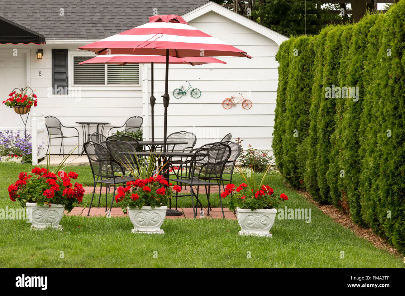 Sombrilla patio exterior jardin fotografías e imágenes de resolución - Alamy
