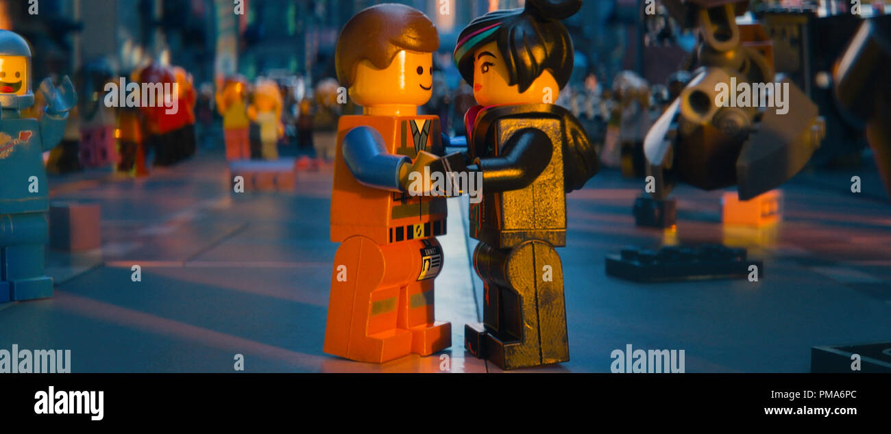 L-R) LEGO® minifigures Benny (expresado por CHARLIE DAY), Emmet (Chris  Pratt) y Wyldstyle (Elizabeth Banks) en el equipo de animación 3D 'aventura  LEGO®', película de Warner Bros Pictures, Village Roadshow Pictures y