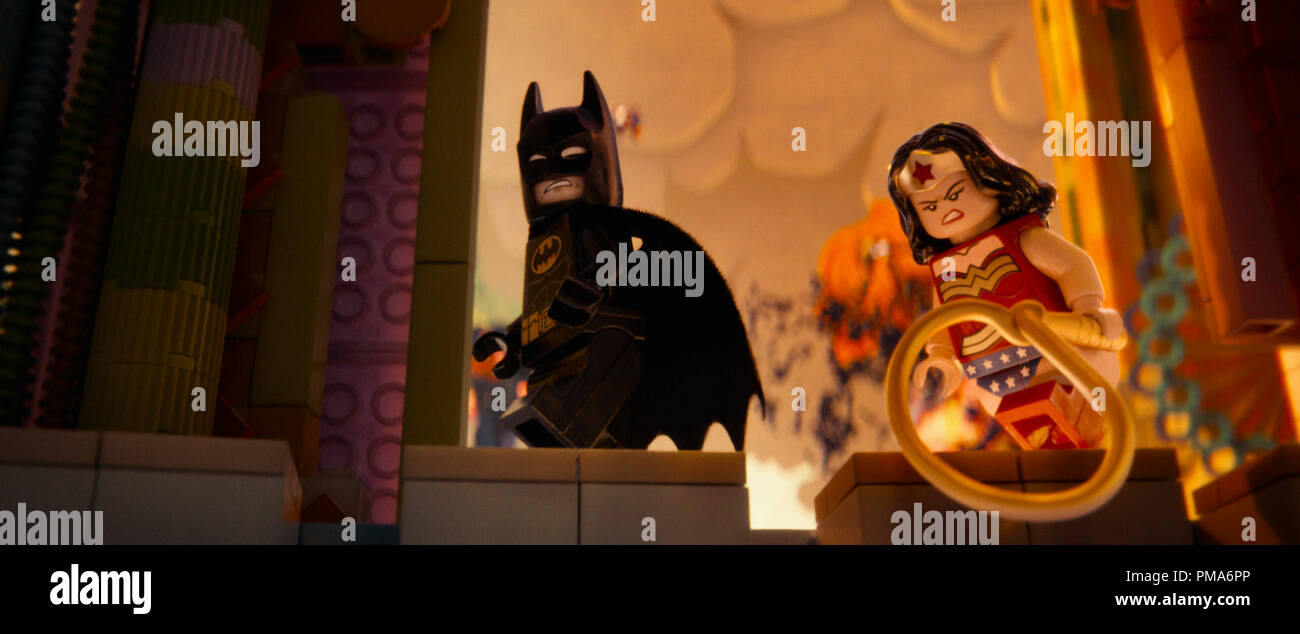 L-R) minifigures LEGO Batman (expresado por ARNETT) y La Mujer Maravilla  (COBIE SMULDERS) en el equipo de animación 3D 'aventura LEGO®', película de  Warner Bros Pictures, Village Roadshow Pictures y LEGO System