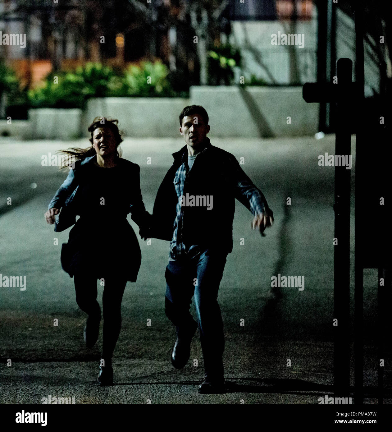 Liz (KIELE SANCHEZ) y su esposo Shane (ZACH GILFORD) intenta sobrevivir a la noche en "la purga: Anarquía' Foto de stock