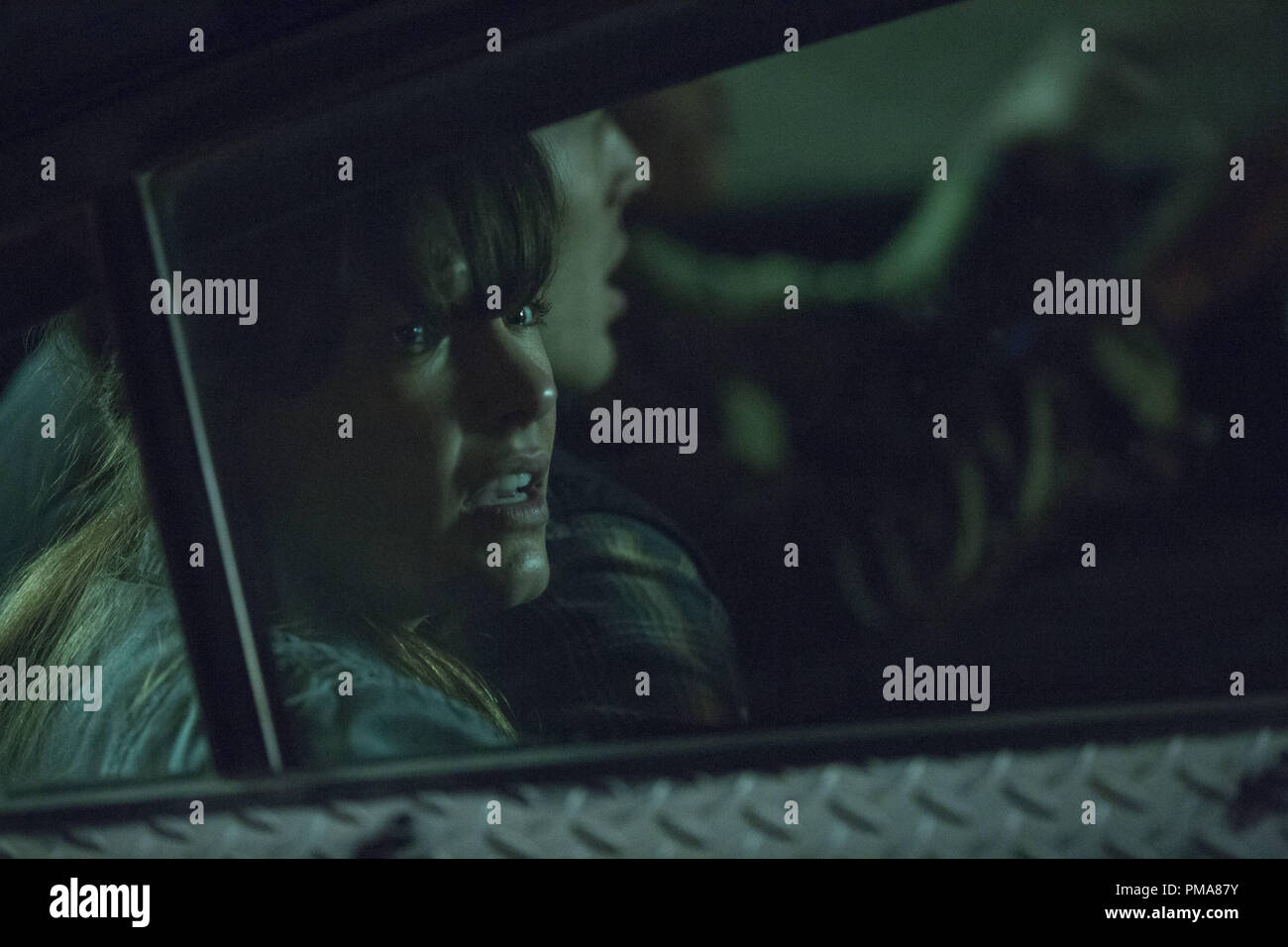 Liz (KIELE SANCHEZ) y su esposo Shane (ZACH GILFORD) intenta sobrevivir a la noche en "la purga: Anarquía' Foto de stock