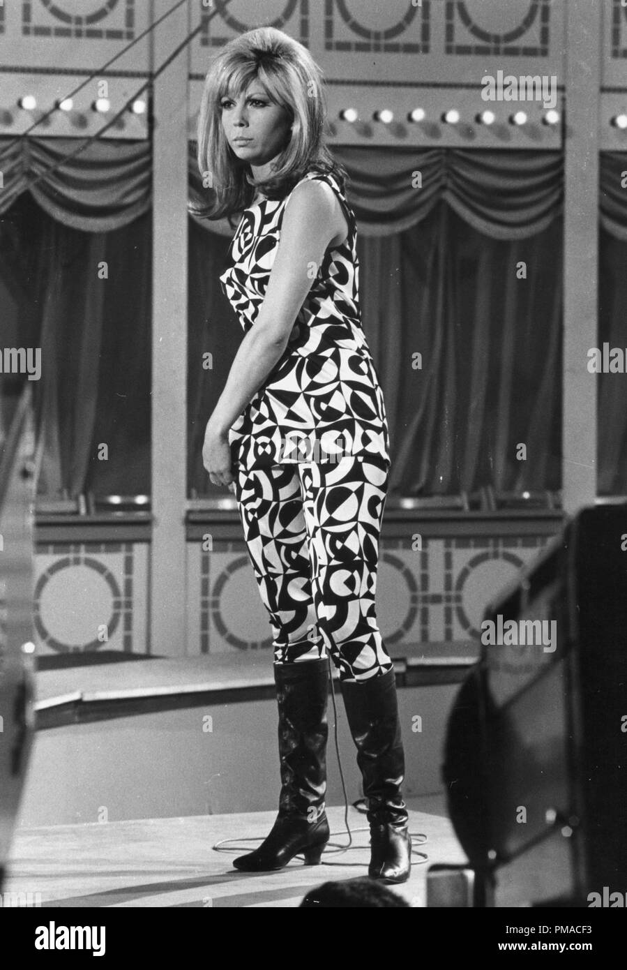 Nancy Sinatra actuando en un show televisivo, 1966 © CCI /El Hollywood Archive - Todos Los Derechos Reservados Archivo de referencia # 32368 193tha Foto de stock