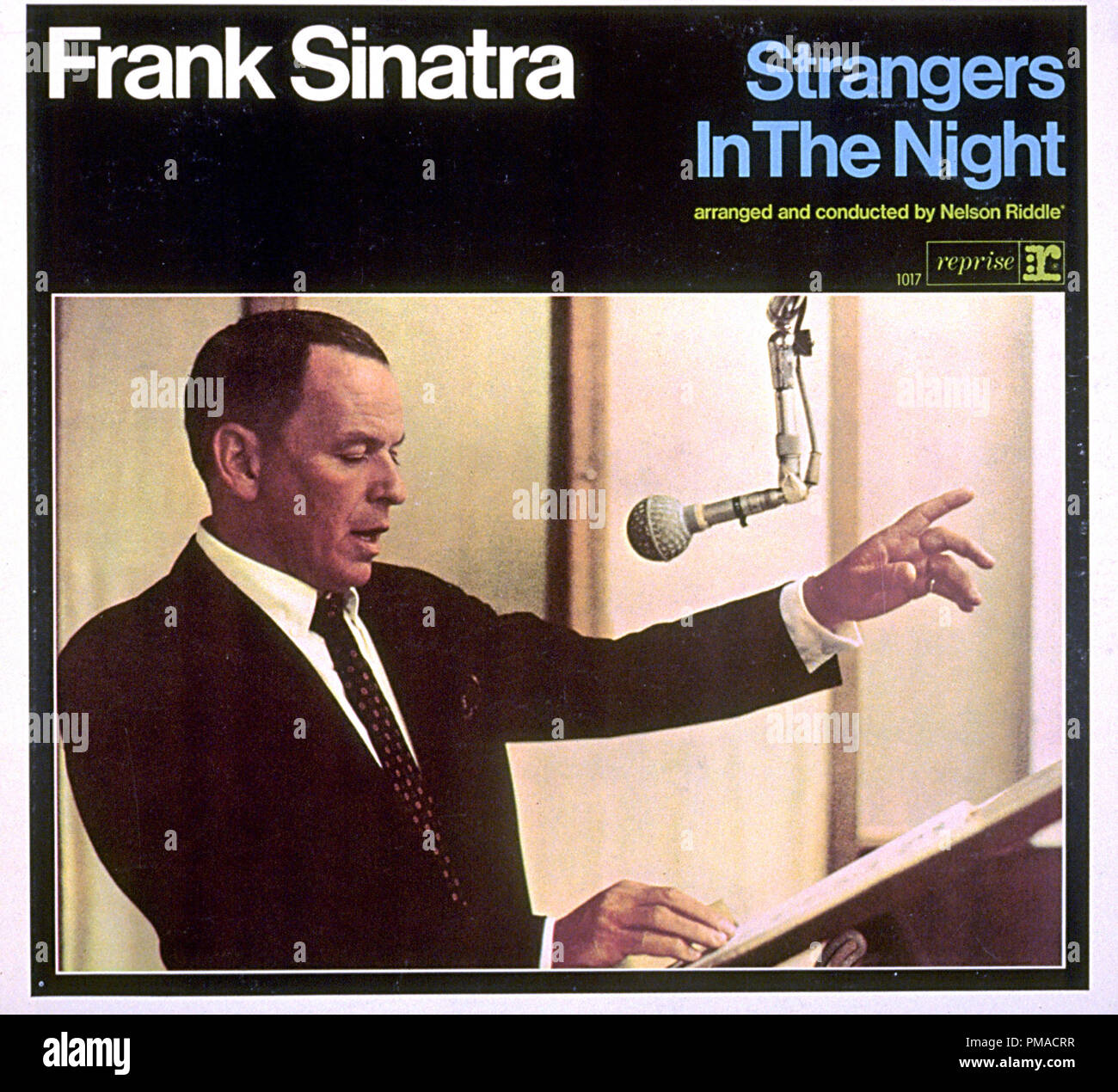 Extraños en la noche es un álbum de estudio en 1966 por Frank Sinatra Archivo de referencia # 32368 428tha Foto de stock