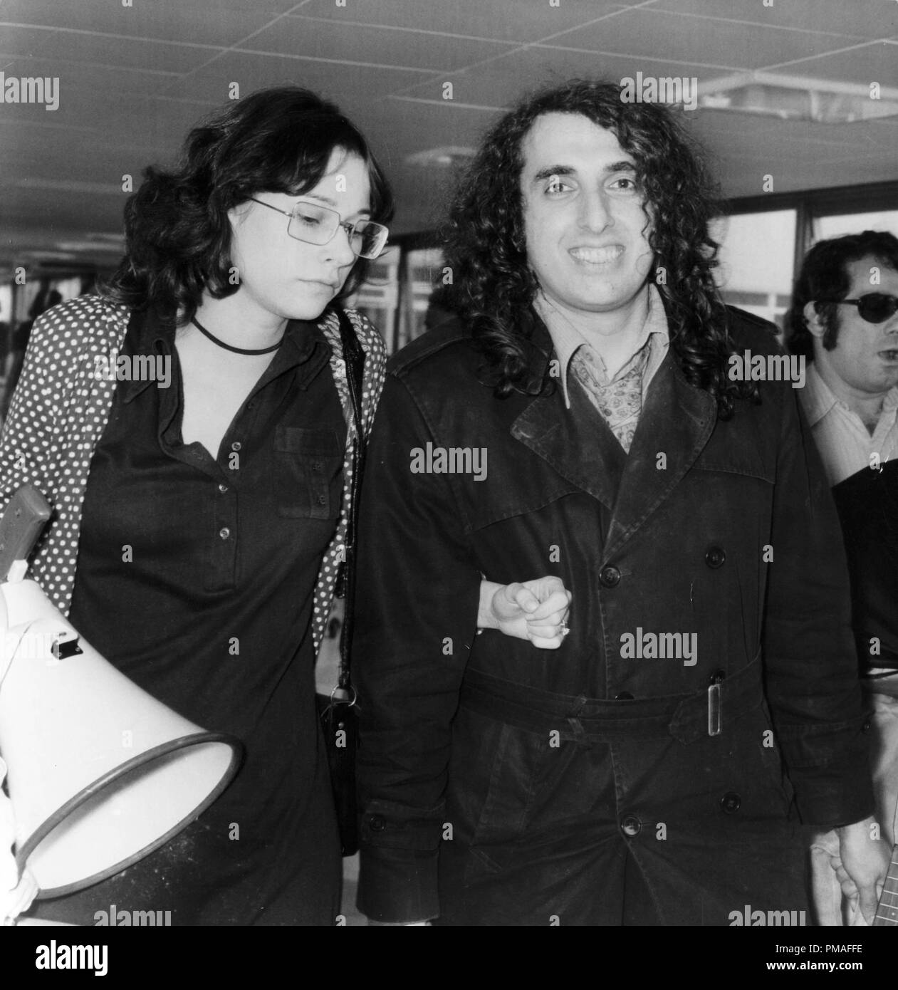 Tiny Tim y su esposa Miss Vicki en el aeropuerto de Heathrow, 1970