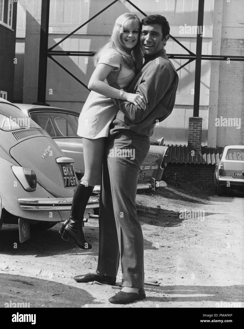 George Lazenby y cantante pop Amphlett Pattie en Pinewood Studios, 1969 © CCI /El Hollywood Archive - Todos Los Derechos Reservados Archivo de referencia # 32633 684tha Foto de stock