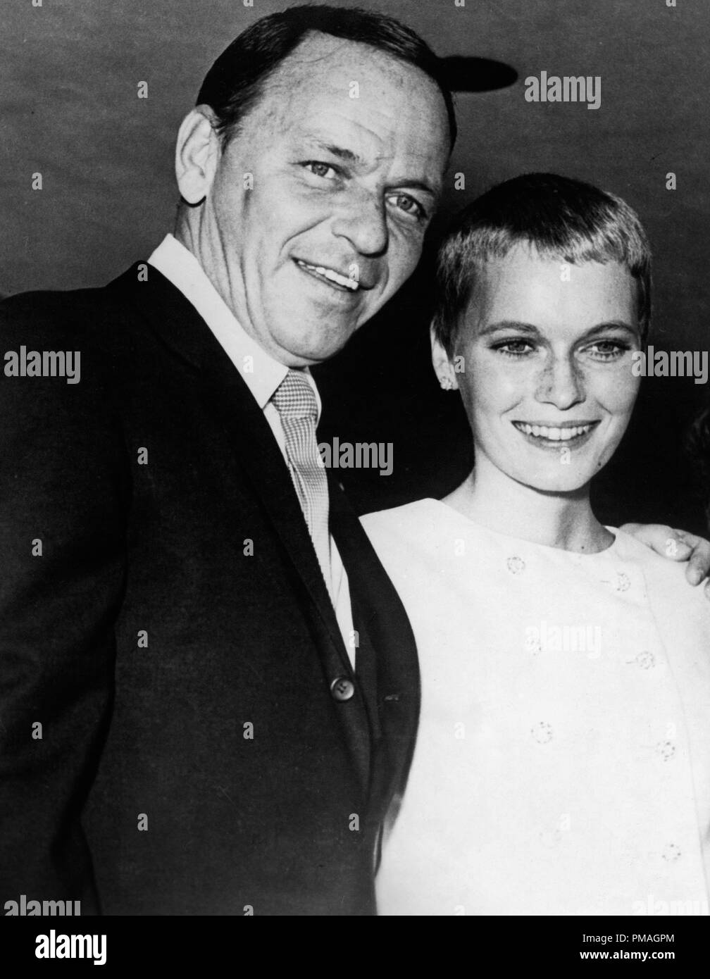Frank Sinatra y Mia Farrow en el día de su boda en Las Vegas, NV 1966 Archivo de referencia # 32733 236tha Foto de stock