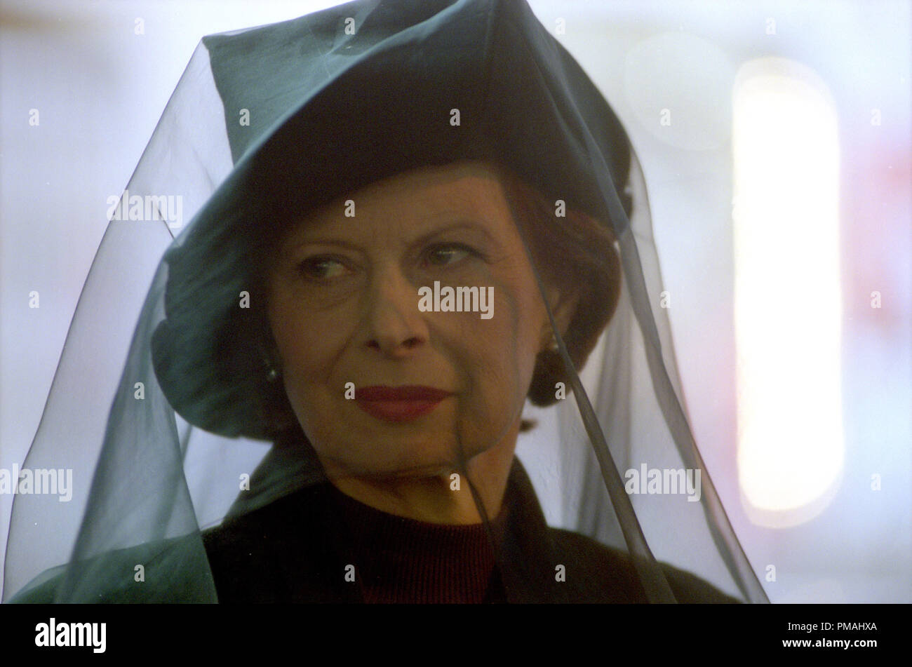 MAGALI NOËL como la misteriosa mujer en negro. "La verdad sobre Charlie' (2002) Foto de stock