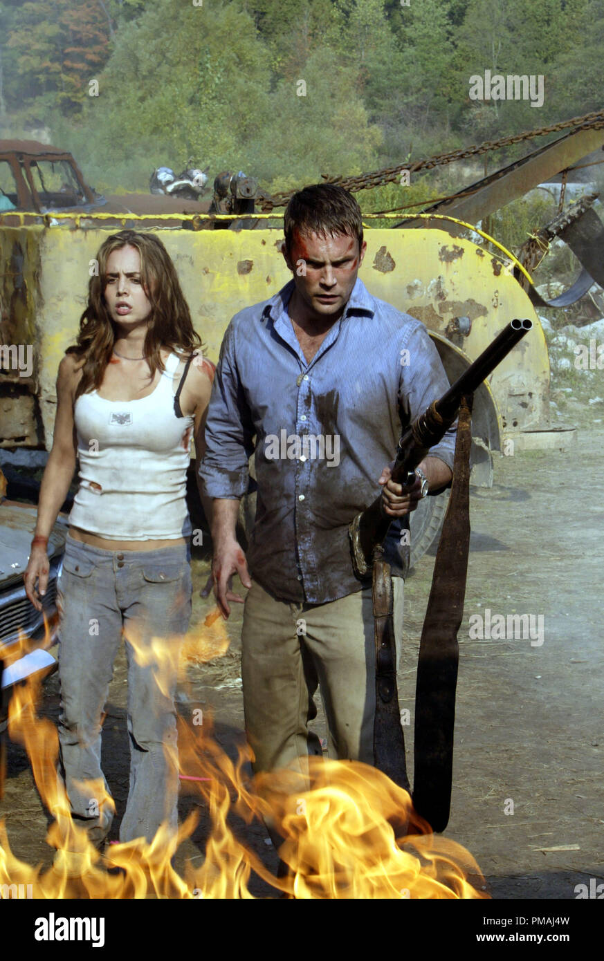 Jessie (Eliza Dushku) y Chris (Desmond Harrington) actuar contra una terrible amenaza. "Wrong Turn" (2003) Foto de stock
