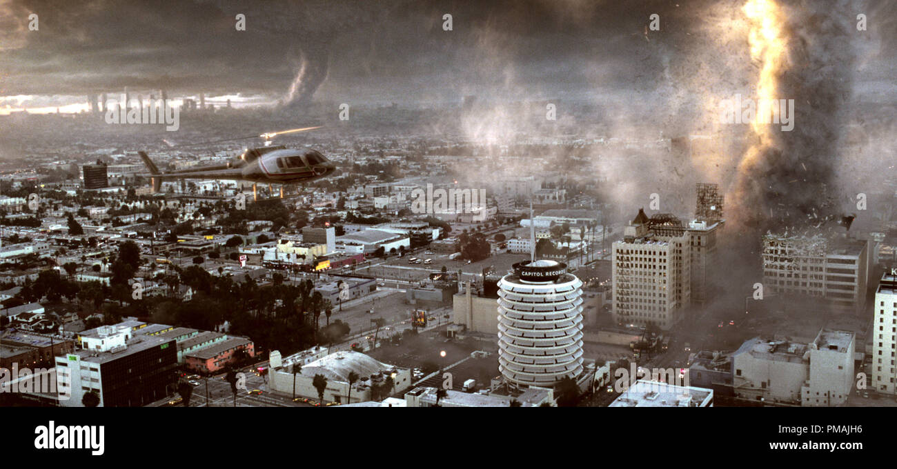 A raíz de los cambios climáticos catastróficos, tornados destruyen la mayoría de Los Ángeles 'El día después de mañana" (2004) Foto de stock
