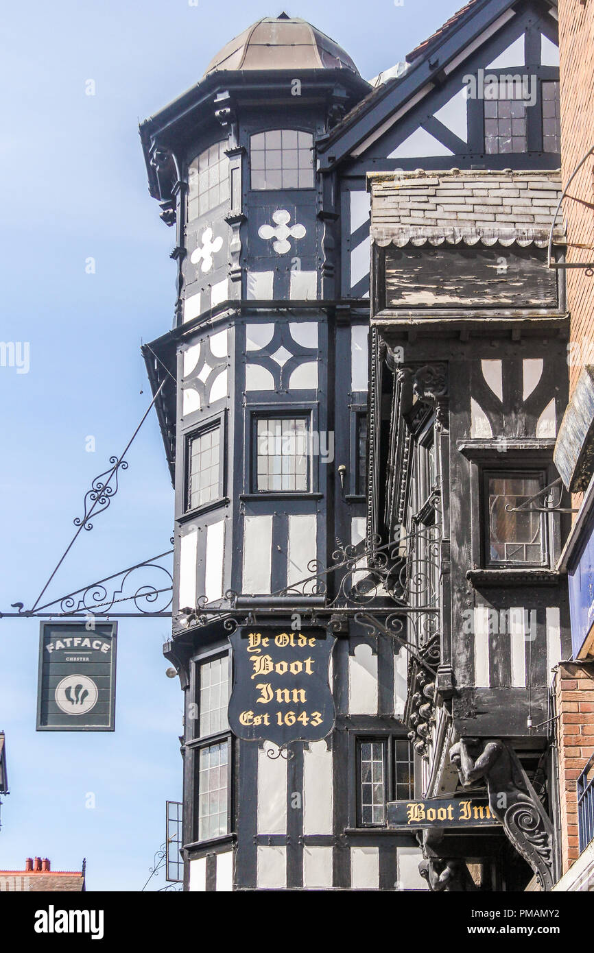 Chester, Inglaterra - 16 de agosto de 2016: edificio de entramado de madera y firmar para arrancar Ye Olde Inn, el hotel fue establecido en 1643. Foto de stock