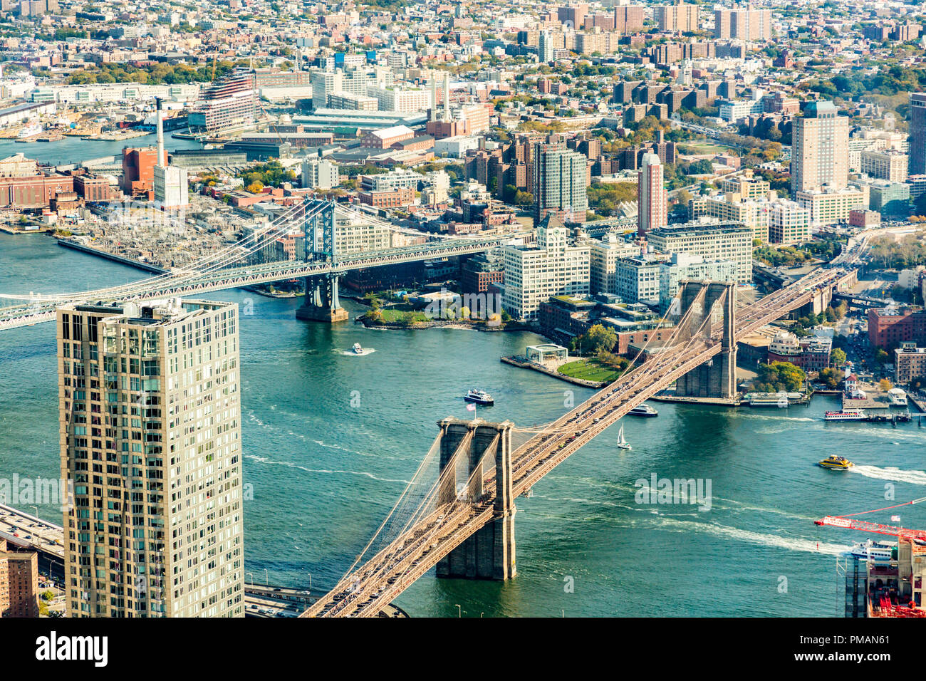 Esta vista aérea del centro de Manhattan y Brooklyn no fue tomada con un  zumbido, pero con una cámara de alta calidad. El Puente de Brooklyn y  Manhattan Bridge Fotografía de stock -