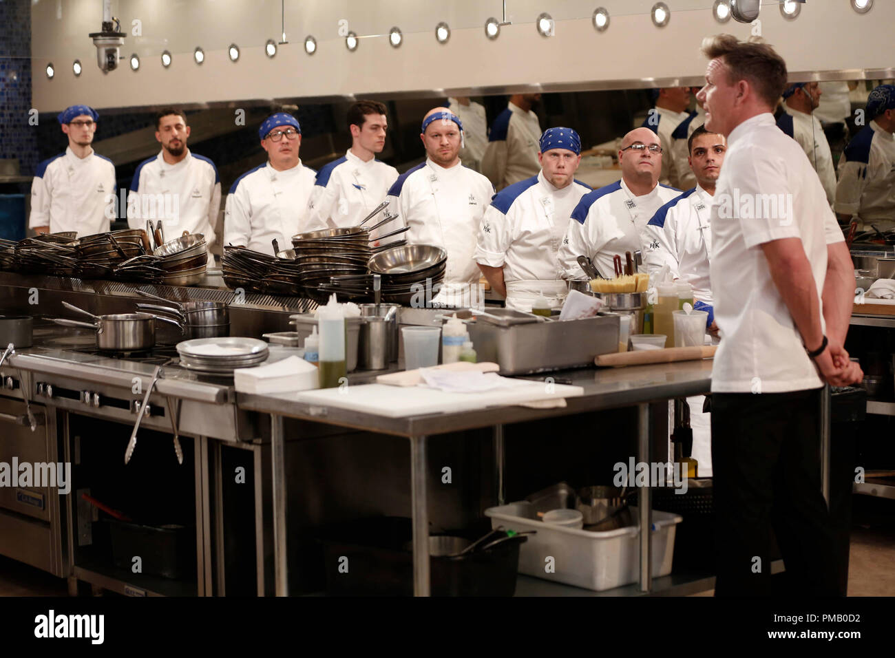 HELL'S KITCHEN: Gordon Ramsay con el equipo azul en el '17 Chefs compiten" episodio de Hell's Kitchen, transmitiendo por FOX. Cr: Tyler Golden / FOX. © 2016 Fox Broadcasting Co. Foto de stock