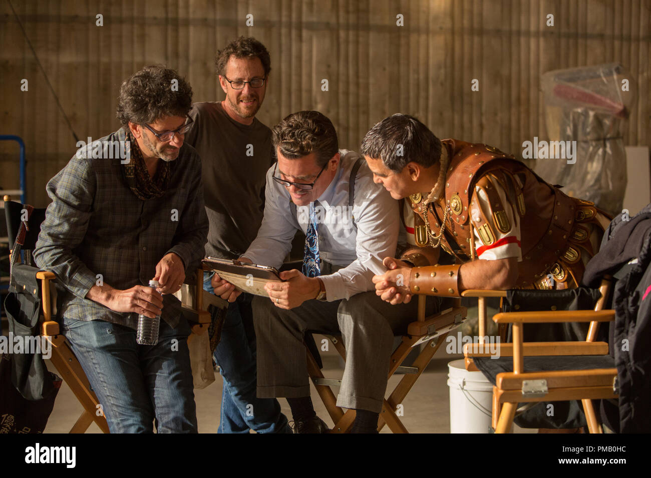(L A R) cuatro veces ganadora del Oscar® cineastas Joel Coen y Ethan Coen están acompañados por Josh Brolin como Eddie Mannix y George Clooney como Baird Whitlock en el set de "Ave, César!". Foto de stock