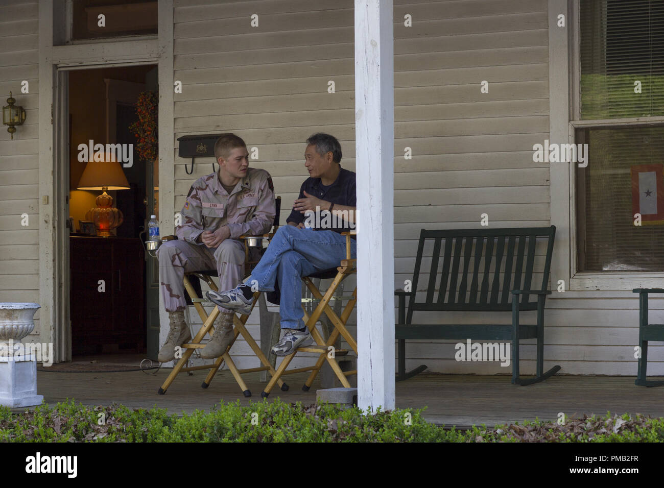Joe Alwyn y director Ang Lee en el set de TriStar imagen BILLY LYNN'S largo descanso a pie. Foto de stock