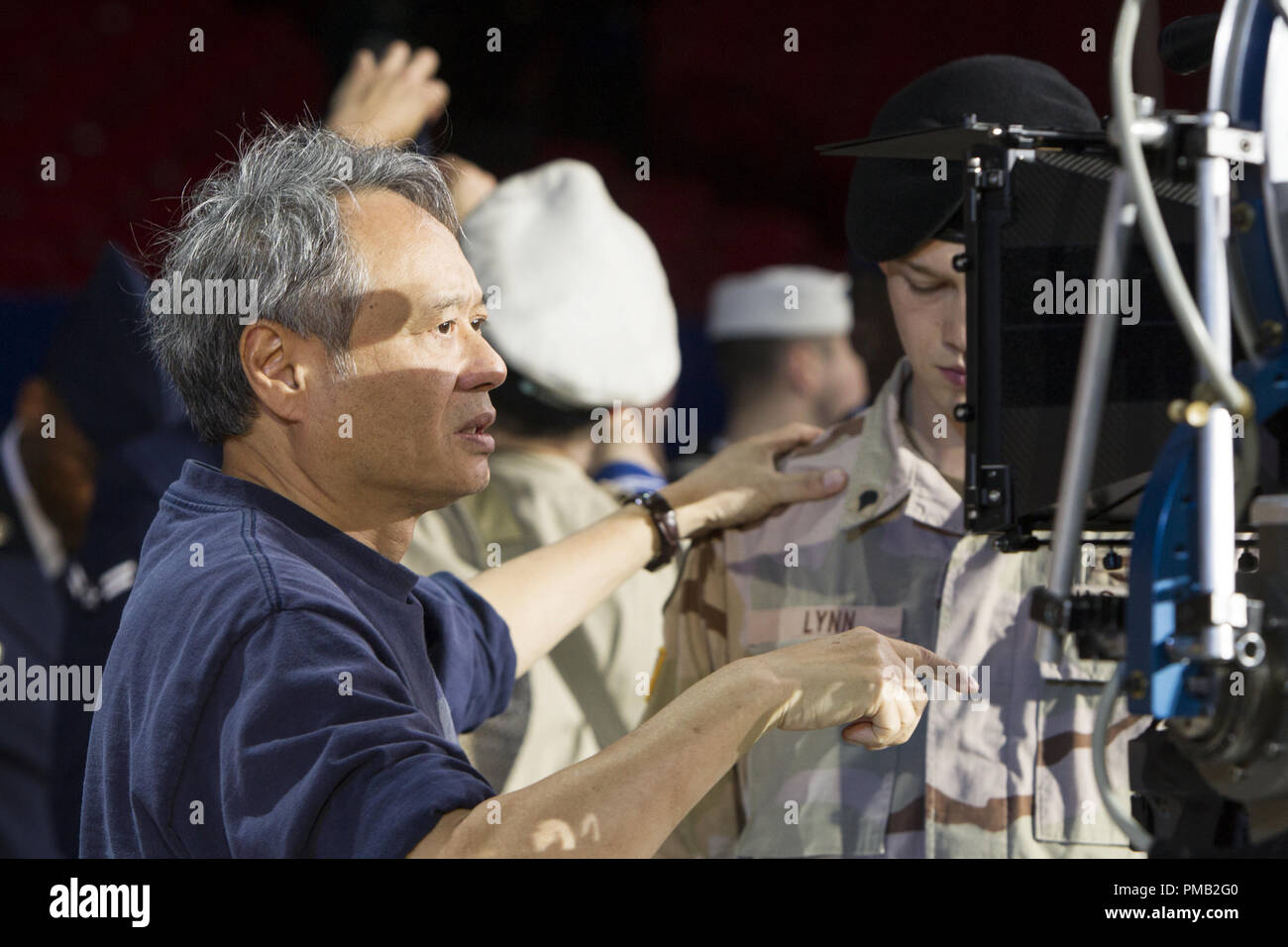 El director Ang Lee con Joe Alwyn en el set de TriStar Pictures' BILLY LYNN'S largo descanso a pie. Foto de stock