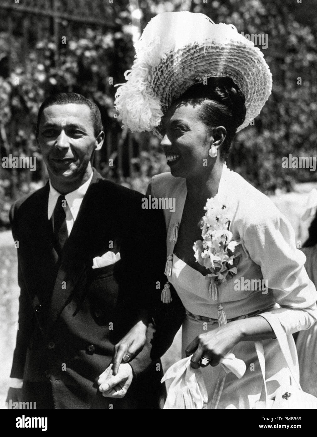 Josephine Baker con su marido, Joe Guillon, en su ceremonia de boda en Saint Cyprien, Francia, 1947 Archivo de referencia # 33536 370tha Foto de stock
