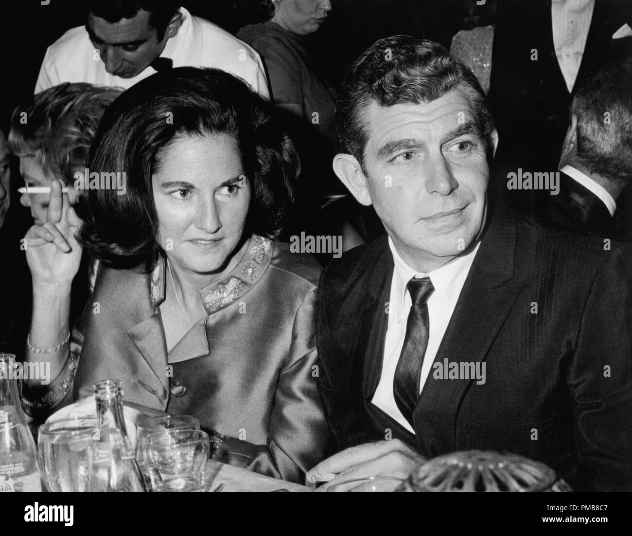 Andy Griffith, estrella de la serie "Andy Griffith' con su esposa