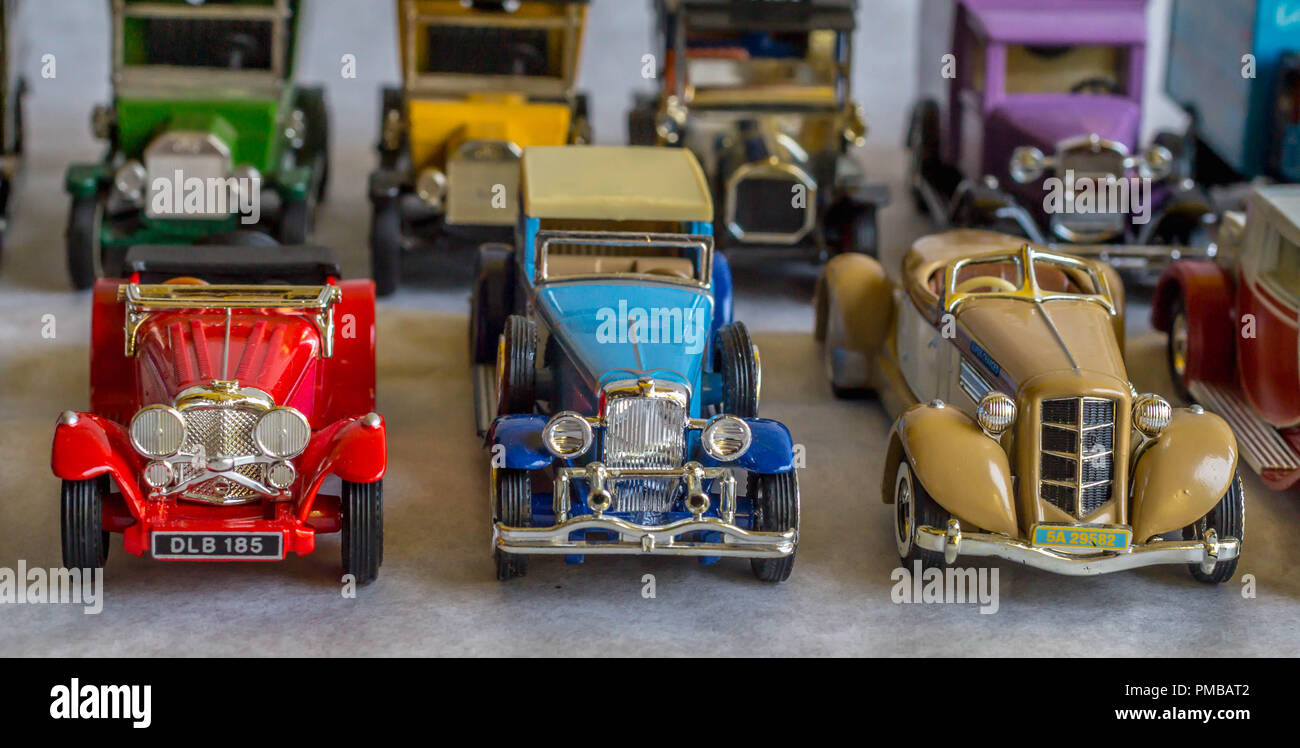 Colección de réplicas en miniatura de coches antiguos de juguete