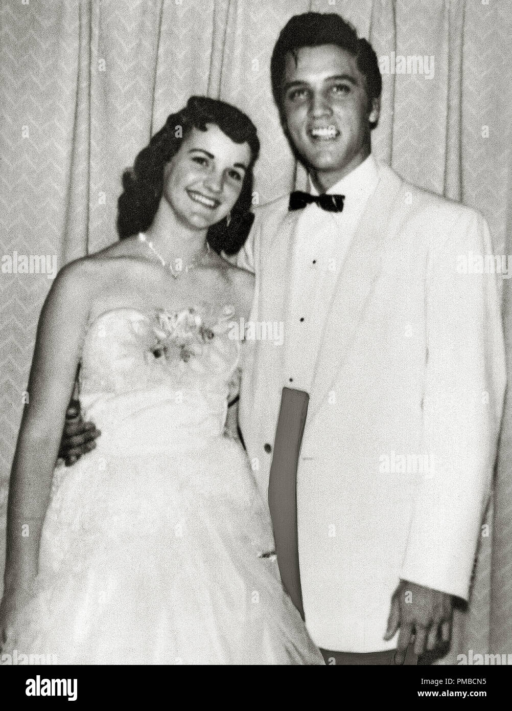 Elvis Presley y su novia Dixie Locke en Dixie's Junior Prom, el 6 de mayo de 1955 en Memphis, Tennessee, la referencia de archivo # 32914 800tha Foto de stock