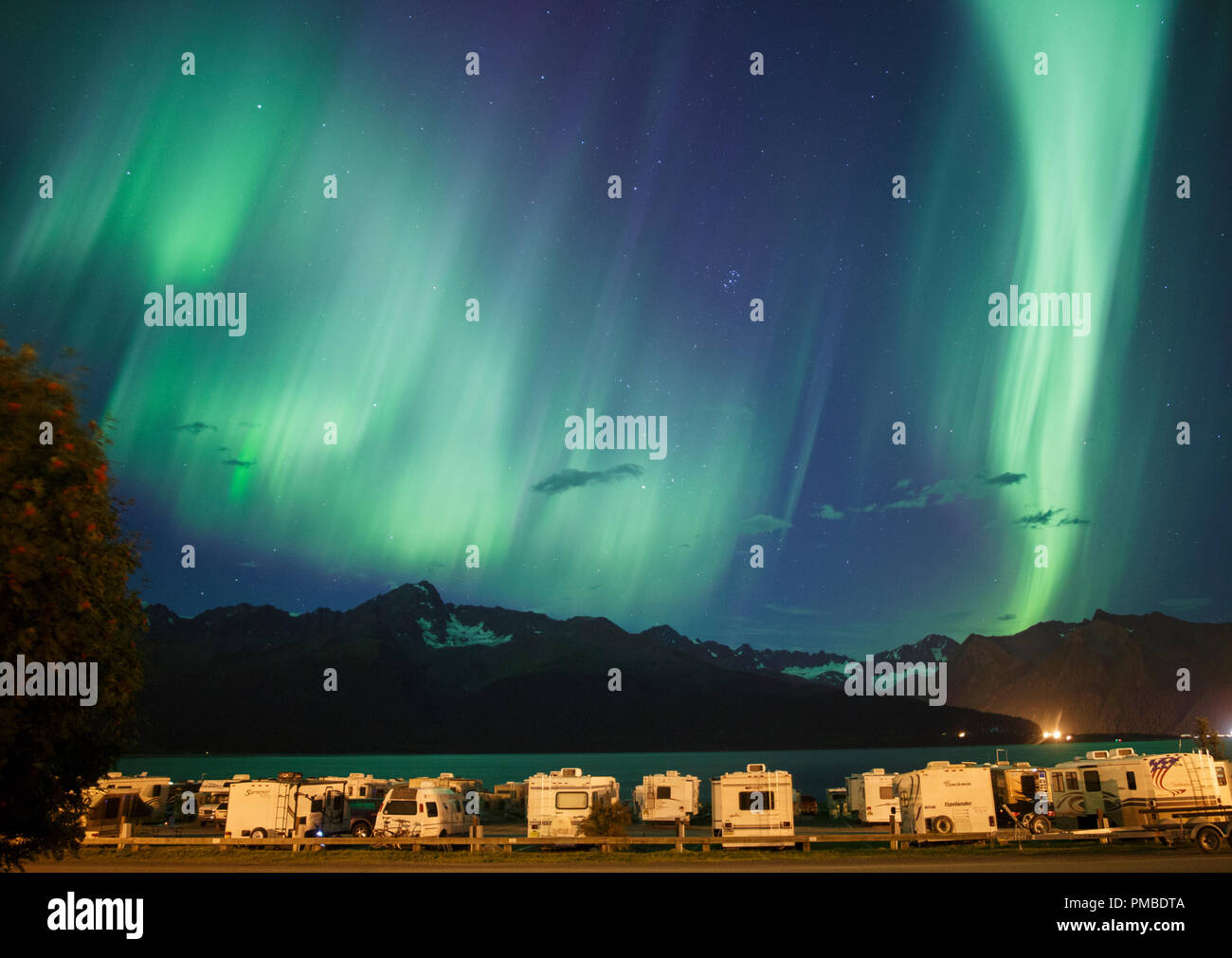 Las luces del norte bailan arriba de la ciudad de Seward, Alaska. Foto de stock