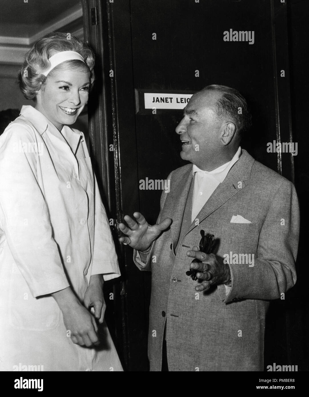 El productor Hal Wallis B habla con Janet Leigh en frente de su vestidor en  el plató de la película de director John Rico, "Esposas y amantes" (1963),  Paramount Pictures File Reference #